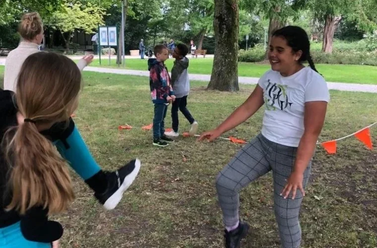 Kinderen voeren hun eindpresentatie op tijdens het zomerkamp met Theatermijn in het Zaans Cultuurhuis