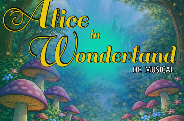 Theatervoorstelling Alice in Wonderland in het Zaans Cultuurhuis, met acteurs die het klassieke sprookje tot leven brengen.